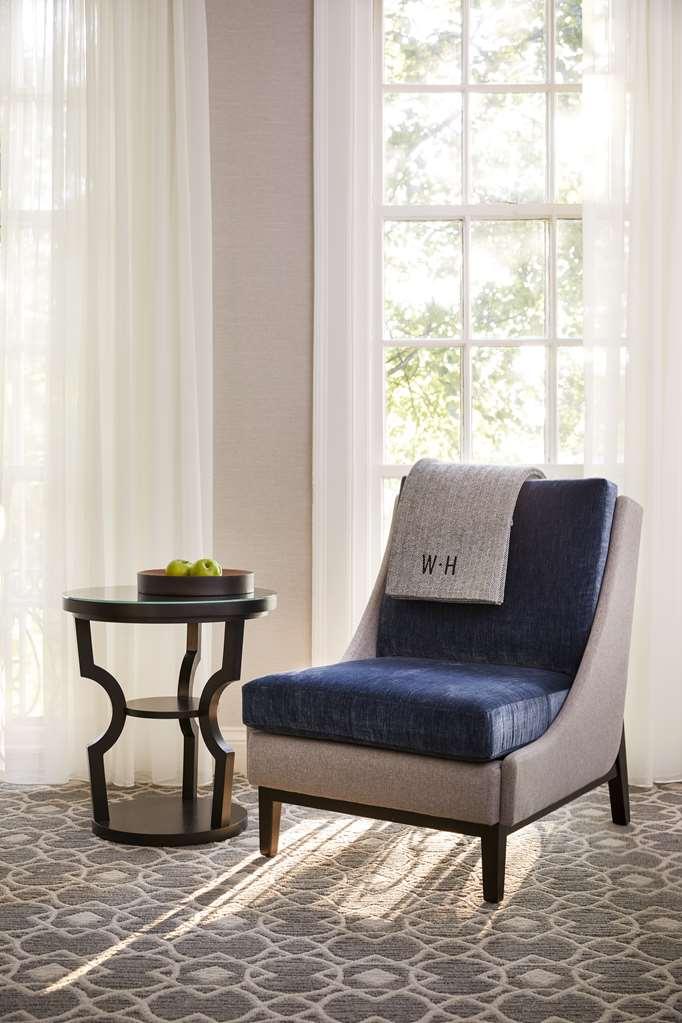 The Whitney Hotel Бостън Стая снимка A chair with a throw