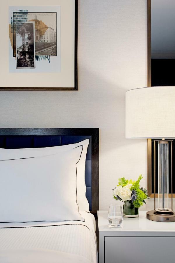 The Whitney Hotel Бостън Екстериор снимка A bed with a lamp