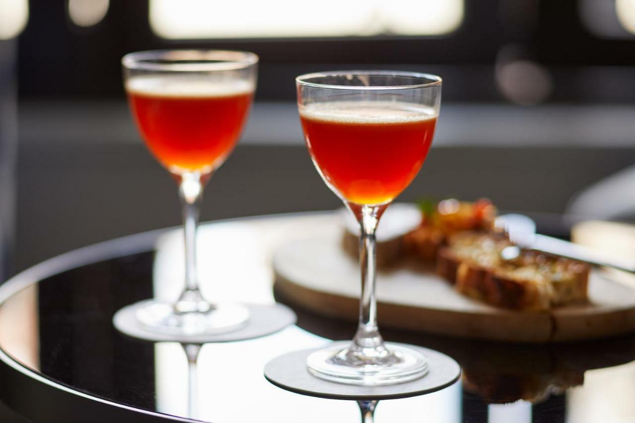 The Whitney Hotel Бостън Екстериор снимка A Clover Club cocktail