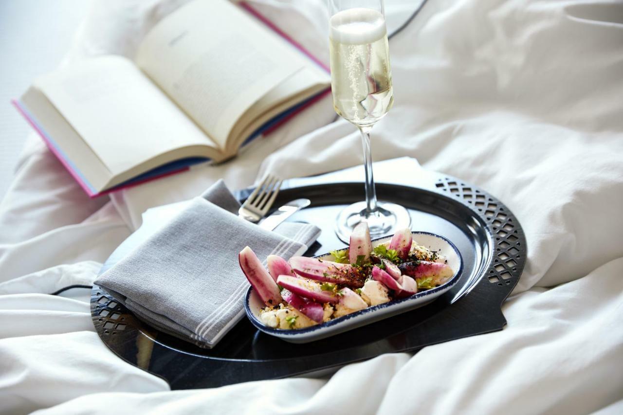 The Whitney Hotel Бостън Екстериор снимка A tray of food and drink