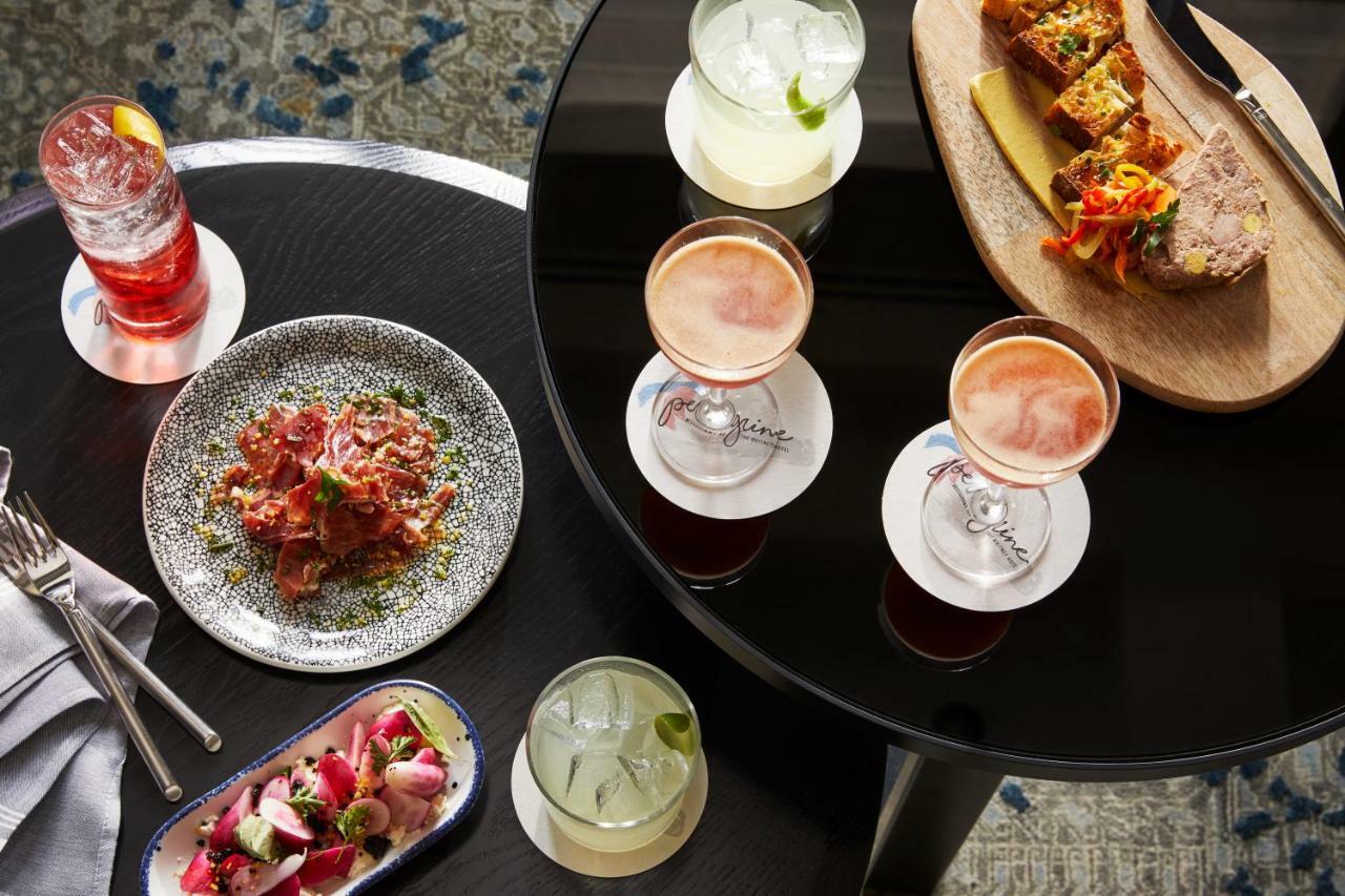 The Whitney Hotel Бостън Екстериор снимка Cocktails at the bar