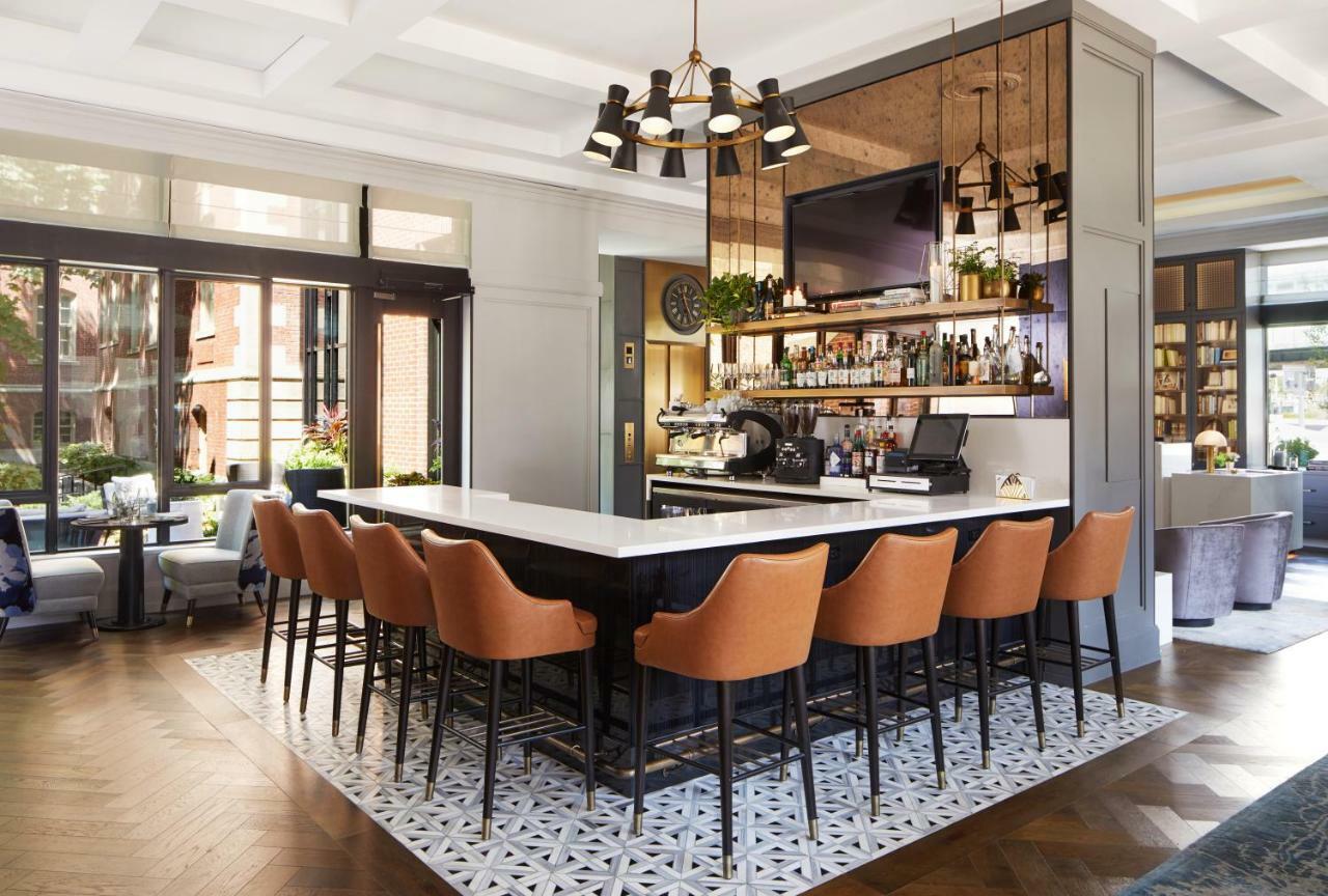 The Whitney Hotel Бостън Екстериор снимка The bar at the hotel