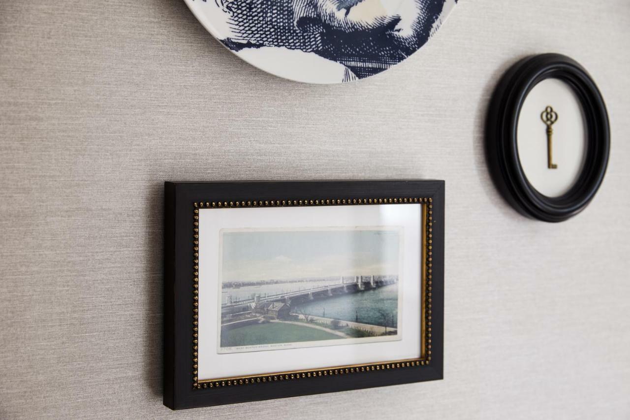 The Whitney Hotel Бостън Екстериор снимка A photograph of the Golden Gate Bridge, framed and mounted on a wall