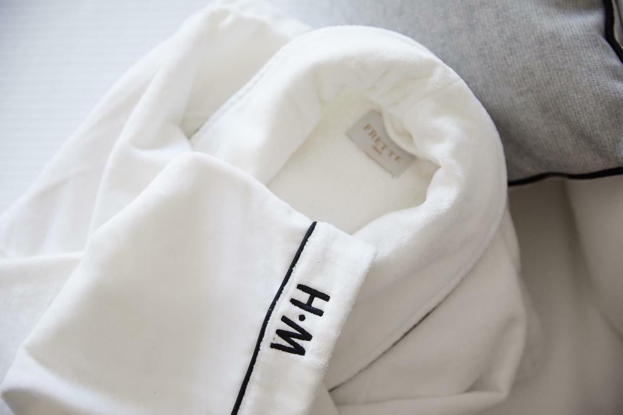 The Whitney Hotel Бостън Екстериор снимка A white shirt with a monogram