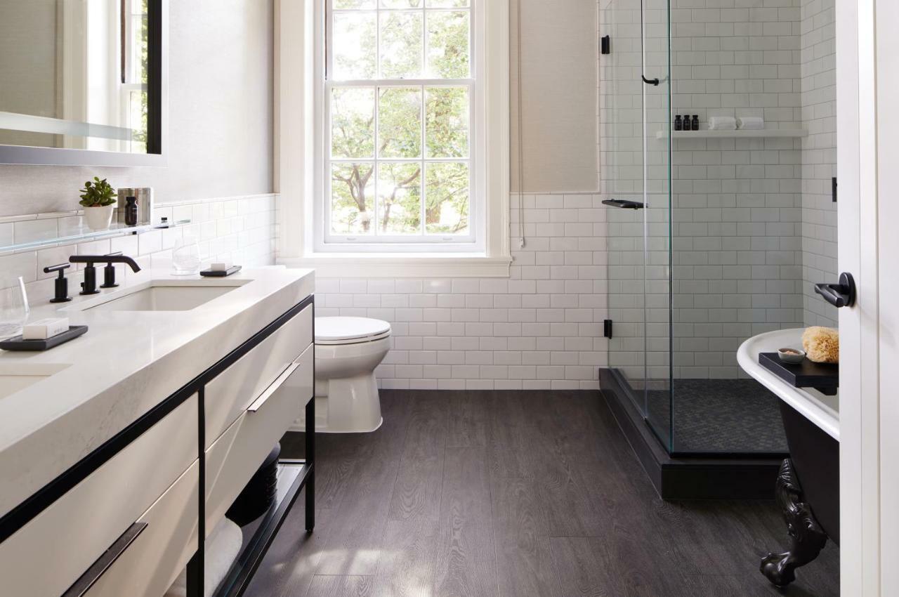 The Whitney Hotel Бостън Екстериор снимка Bathroom with a shower enclosure