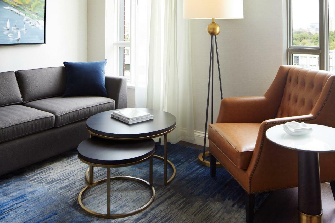The Whitney Hotel Бостън Екстериор снимка A living room at the Hotel Commonwealth
