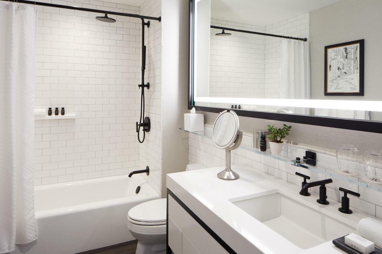 The Whitney Hotel Бостън Екстериор снимка A bathroom with a shower curtain