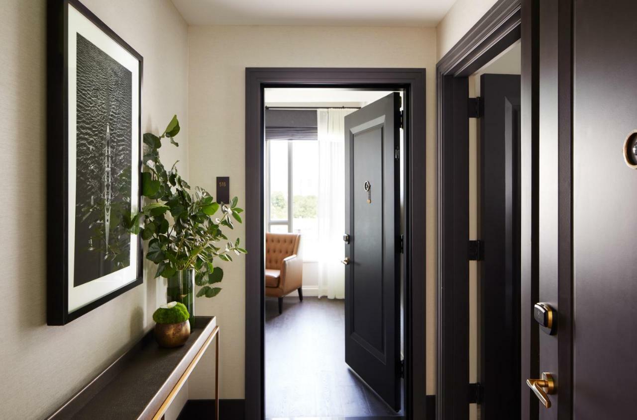 The Whitney Hotel Бостън Екстериор снимка A suite at The Standard East Village