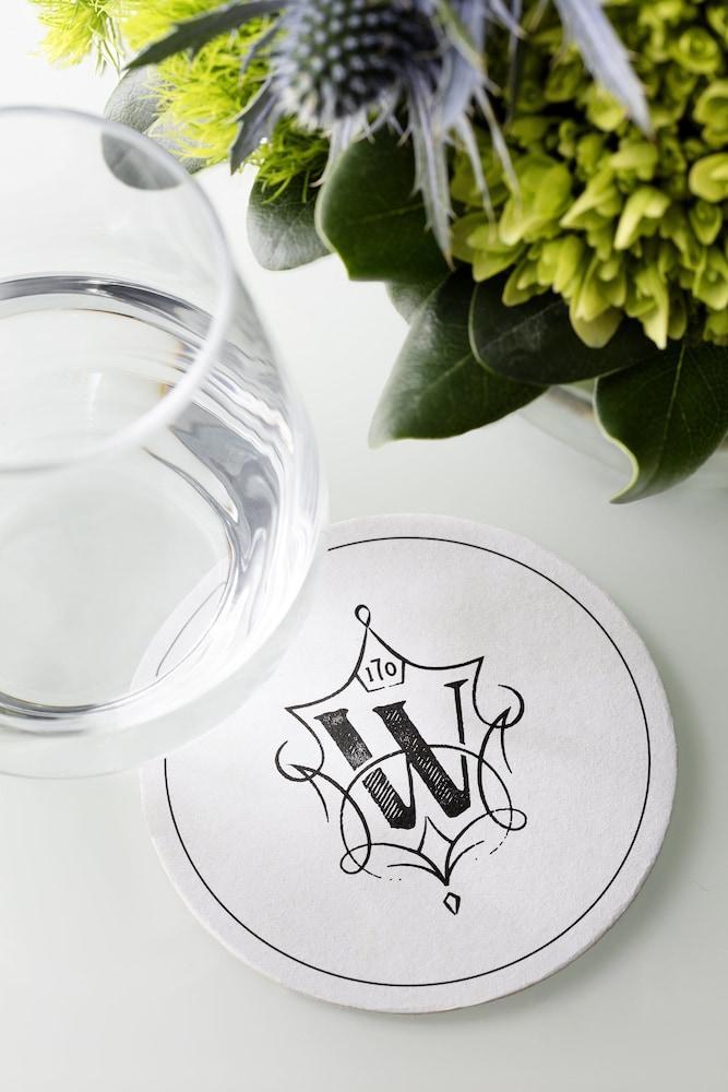 The Whitney Hotel Бостън Екстериор снимка A glass of water